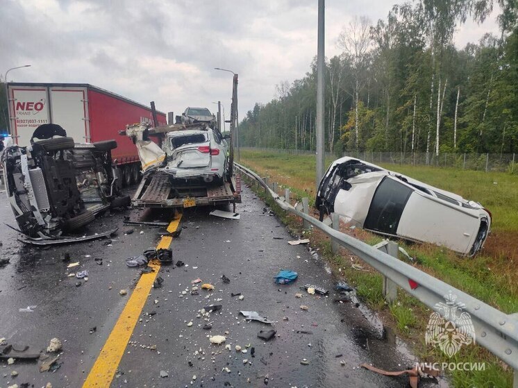 Один человек погиб, ещё несколько пострадали в жуткой аварии на М-12