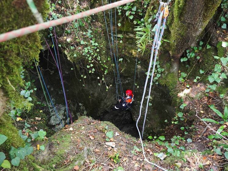 В Сочи очищают пещеру Бережного от мусора на глубине 30 метров