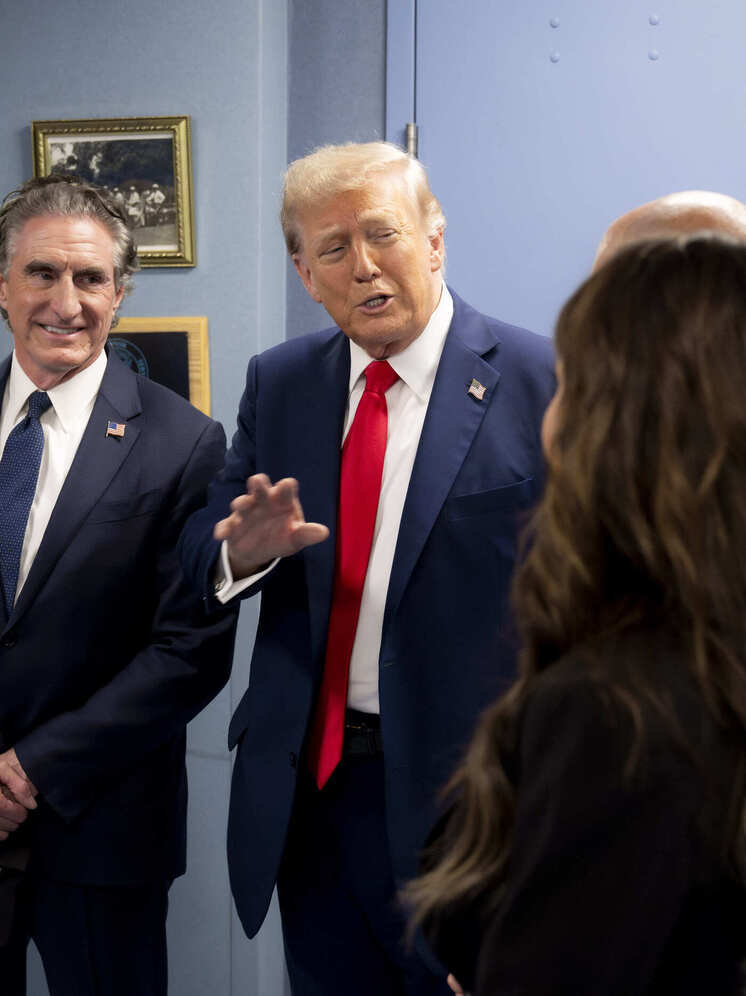 Президент США Дональд Трамп наградил служащих Белого дома красными кепками