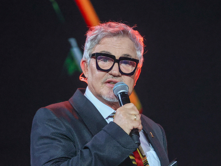 Телеведущий Дмитрий Дибров проводит время с близняшками Катей и Волгой Король