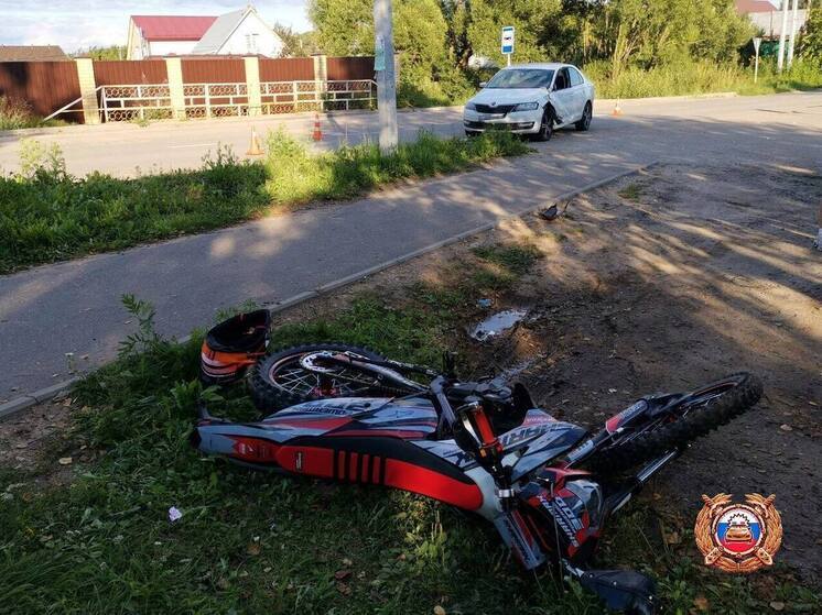 Подростки пострадали в столкновении машины и питбайка в Тверской области