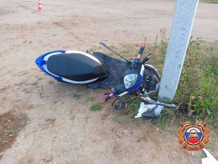 В Тверской области водитель скутера врезался в столб