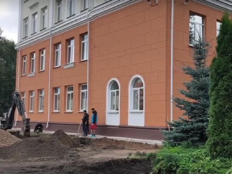У школы № 4 в Великом Новгороде к 1 сентября благоустроят территорию
