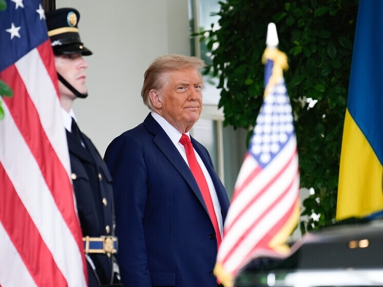 Все наверняка обращали внимание, кожа Дональда Трампа нередко приобретает довольно яркий оранжевый оттенок. Эта давно стало предметом обсуждений как в СМИ, так и на всевозможных форумах в интернете. 

«МК». изучив оранжевый вопрос, приводит наиболее популярные версии.
