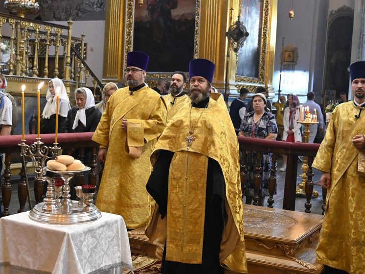 Митрополит Исидор совершил Всенощное бдение в Успенском соборе Смоленска
