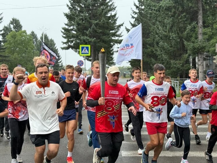 Спортсмены Биробиджана пронесли Вечный огонь в забеге «От победы к победе»
