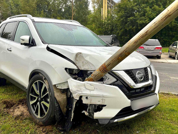 В Новосибирске водитель Nissan на полной скорости врезался в столб