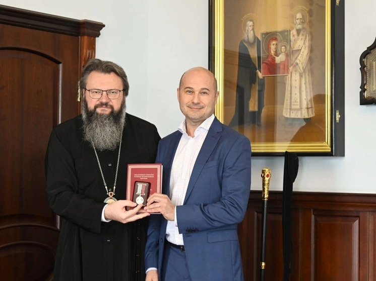 Митрополит Исидор наградил Романа Ратушного за помощь в строительстве храма