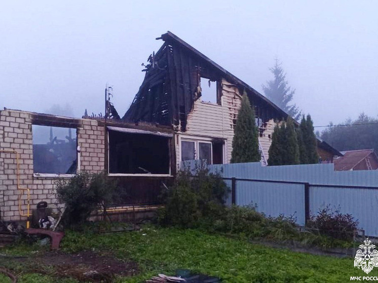 В Краснинском районе пожар уничтожил двухквартирный жилой дом