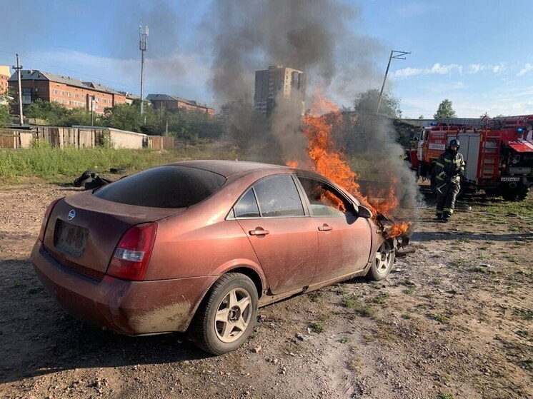 В Улан-Удэ загорелся автомобиль
