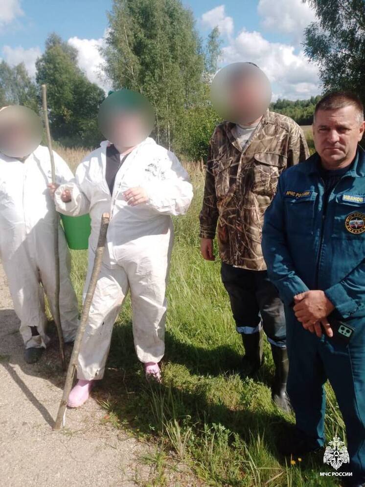 Спасатели вывели из леса заблудившихся в поисках грибов граждан в Тверской области