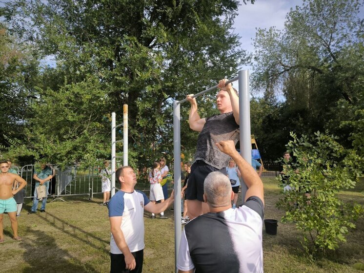 В Петровске так и не смогли побить "бессмертный" рекорд по подтягиваниям
