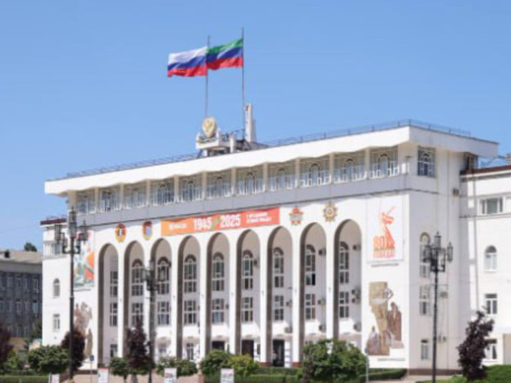 Меликов присудил именные стипендии деятелям культуры и одаренным студентам