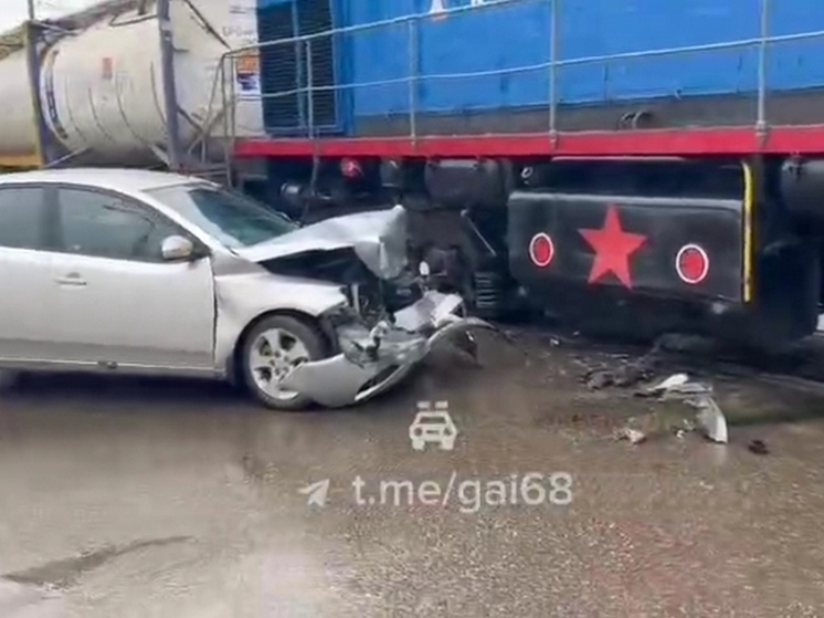 В центре Тамбова столкнулись автомобиль и поезд