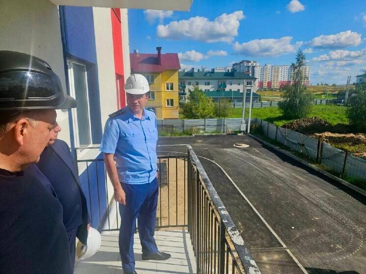 В Рыбном прокуратура проверила ход строительства дома для переселенцев