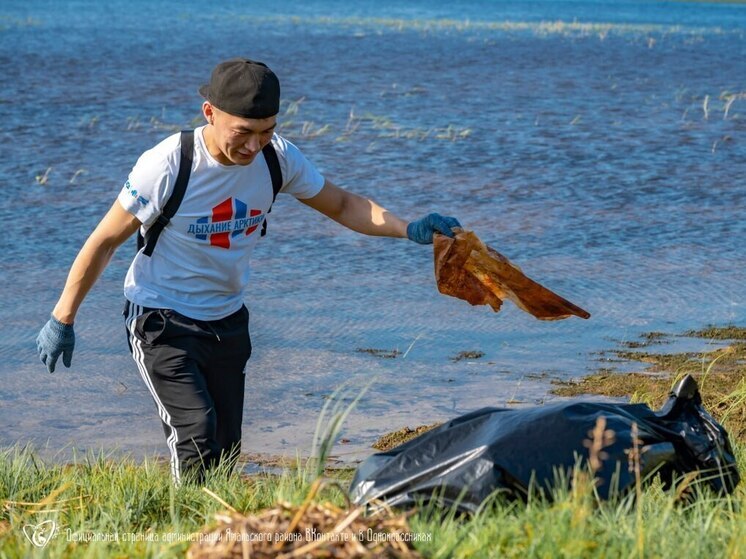 Яр-Салинцы собрали несколько мешков мусора на берегу реки