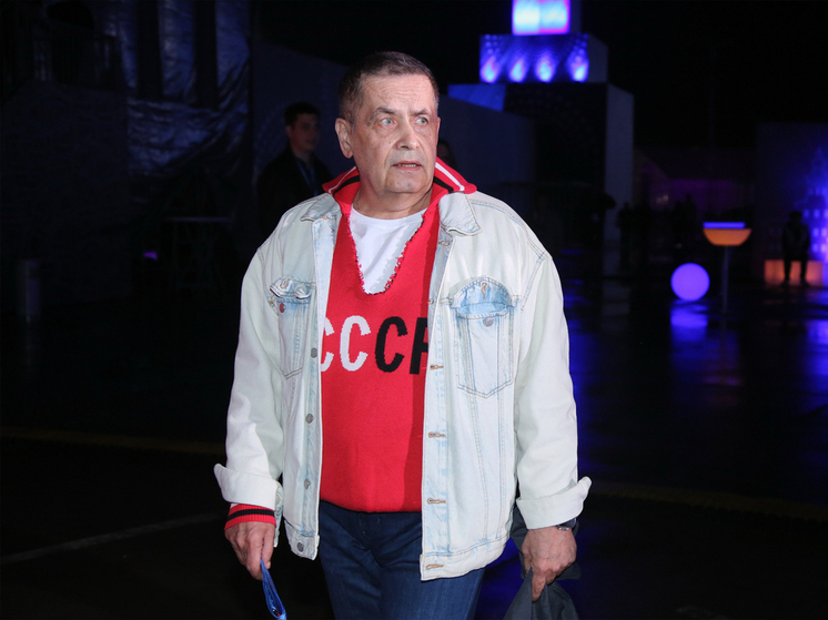 Николай Расторгуев в свитере с надписью СССР поддержал сына