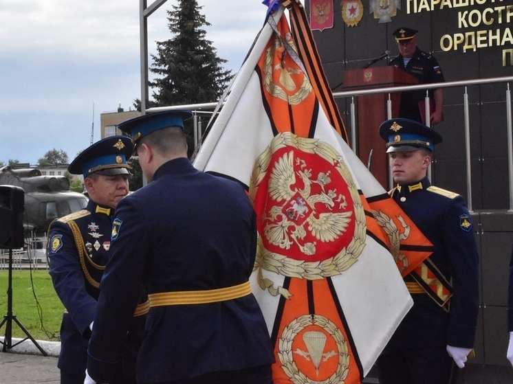 В Костроме прошла церемония передачи знамени 331 гвардейского полка ВДВ новому командиру
