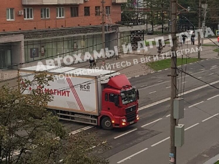 Грузовик "Магнита" перекрыл 4 полосы проспекта в Туле