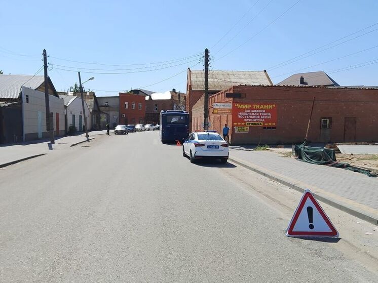 В Астрахани в автобусе девочка выпала из коляски при резком торможении