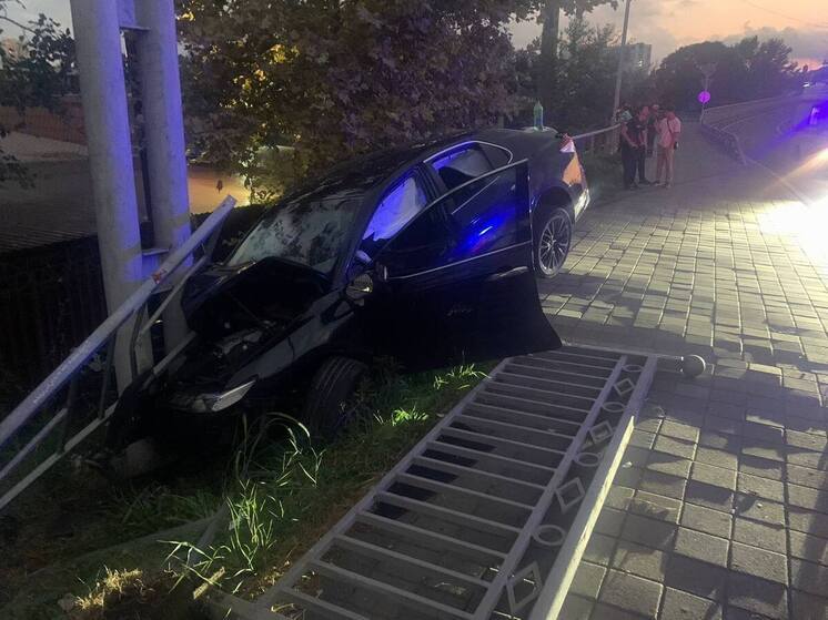 Водитель иномарки погиб в столкновении с опорой столба в Сочи