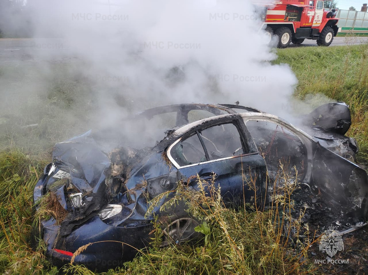 BMW перевернулось и сгорело у калужской деревни
