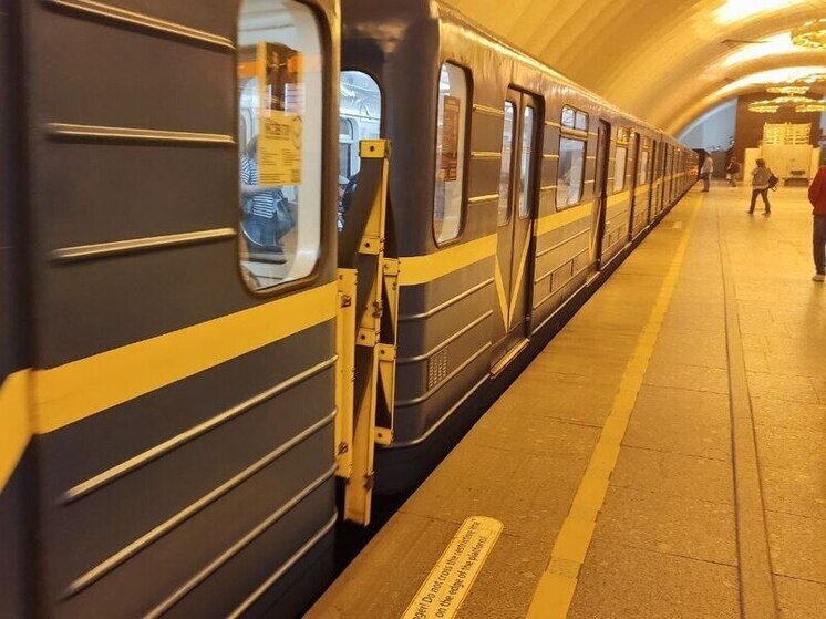 Метро Петербурга потратит 200 млн на переделку головных вагонов в обычные