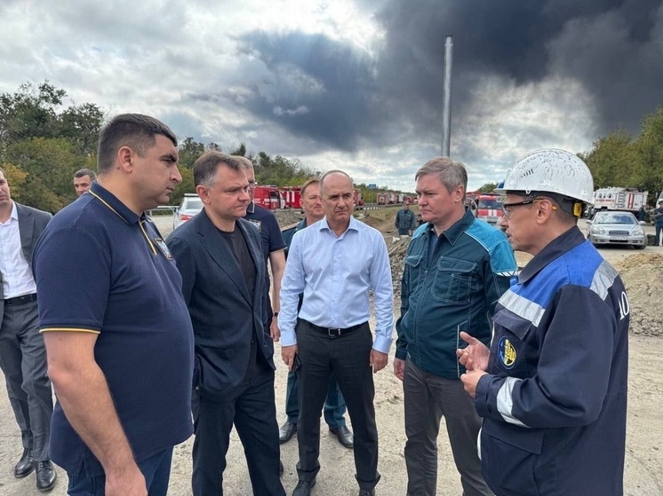 Площадь крупного пожара на Новошахтинском заводе нефтепродуктов удалось сократить