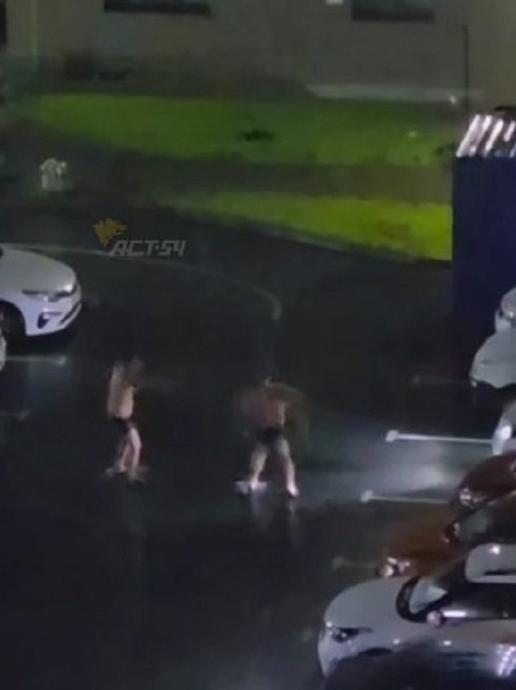 Двое мужчин ночью танцевали в трусах под дождём в Новосибирске 18+