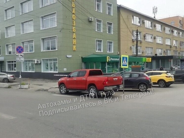 "Автохам" на "Тойоте" бросил машину прямо на "зебре" в Туле