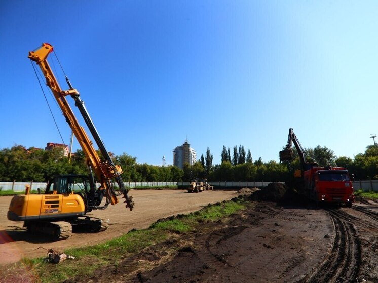 В центре Омска строят модульный бассейн на месте старого стадиона