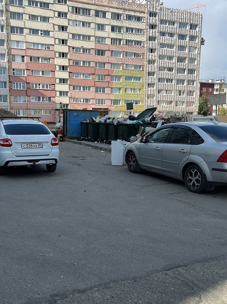 Заблокированная парковщиками площадка превратилась в свалку в Новом Уренгое