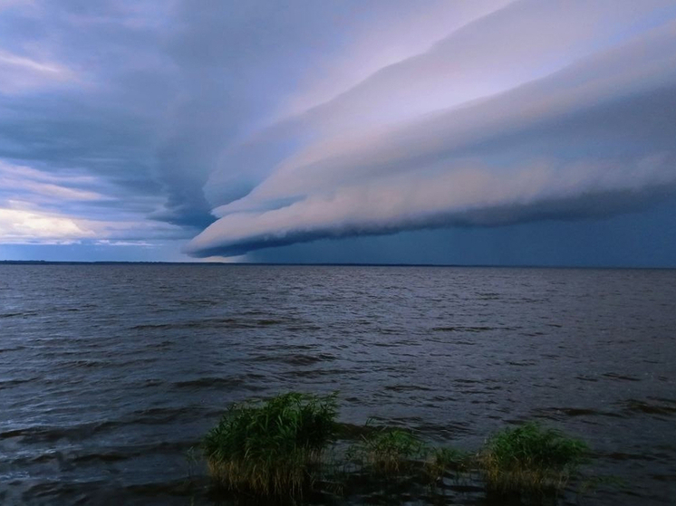 Облачное цунами заметили над Псковским озером