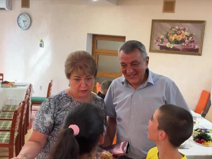 Сергей Меняйло вместе с супругой встретился с участниками программы «Доблесть Осетии» и их семьями