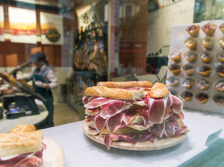 Мозговая инфекция у мужчины оказалась из-за потребления бекона