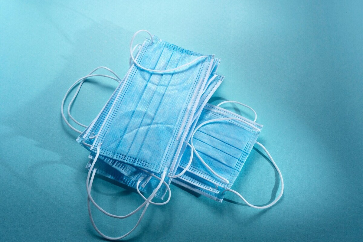 Россиянам рекомендуется соблюдать меры профилактики и носить маски из-за нового штамма COVID-19