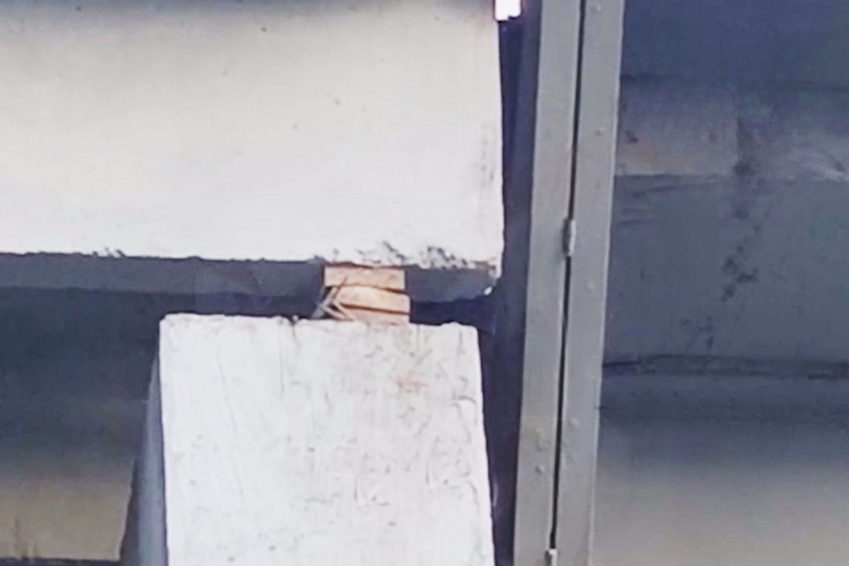 Вместо опорных конструкций использовали обрезки досок при ремонте моста