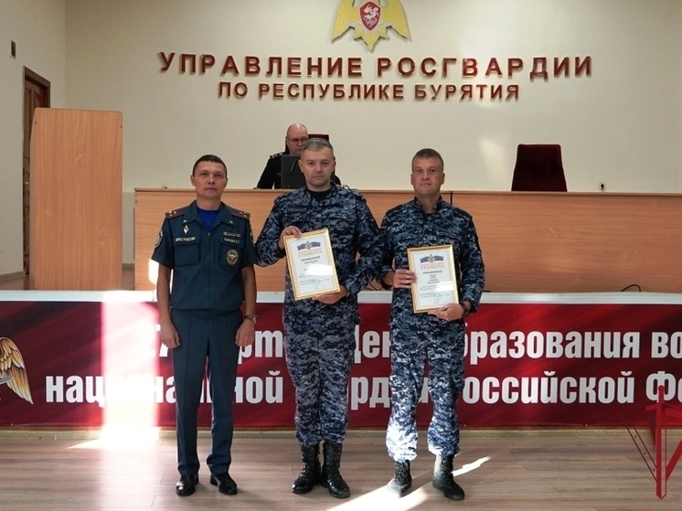 В Улан-Удэ росгвардейцы спасли двух человек на пожаре и получили грамоты от МЧС