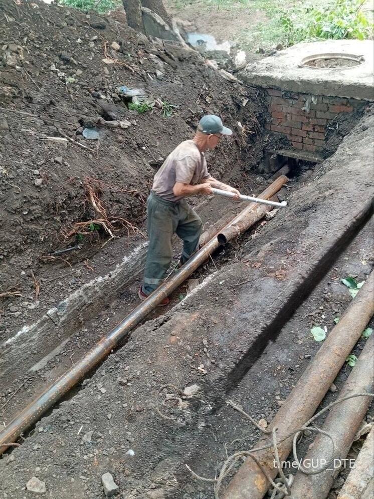 В городе Снежное заменили участок теплотрассы по улице Ленина