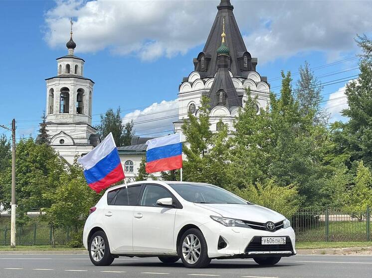 В Костроме состоялся автопробег в честь Дня государственного флага