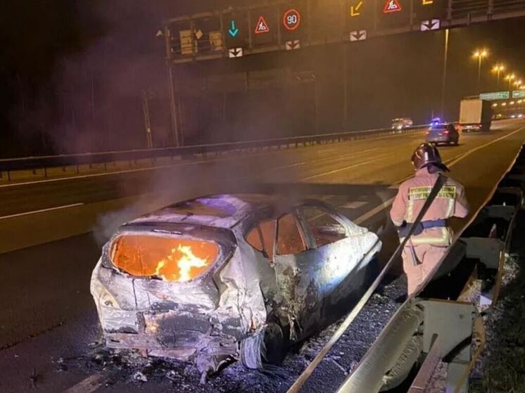 На КАД во Всеволожском районе ночью столкнулись пять автомобилей, один сгорел