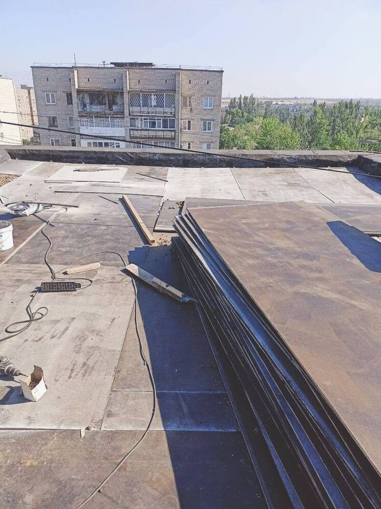 В Зугрэсе продолжают восстанавливать кровли жилых домов