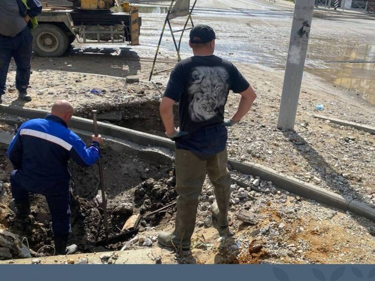 В Якутске восстанавливают водоснабжение после прорыва трубы на улице Федора Попова