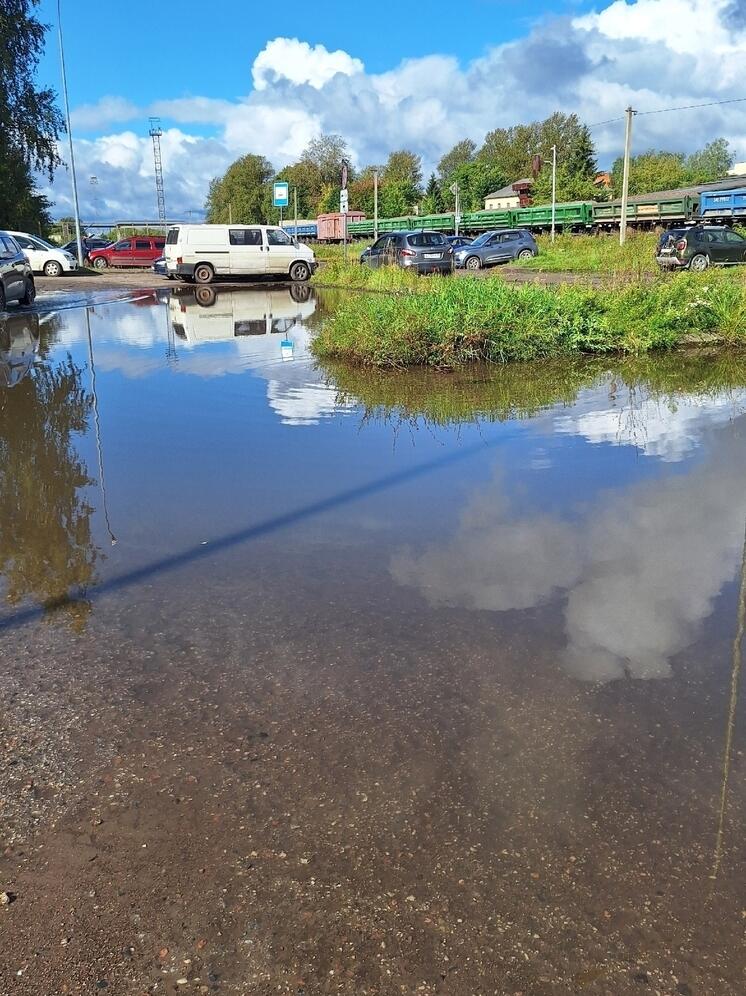 Дождь затопил парковку больницы псковского РЖД