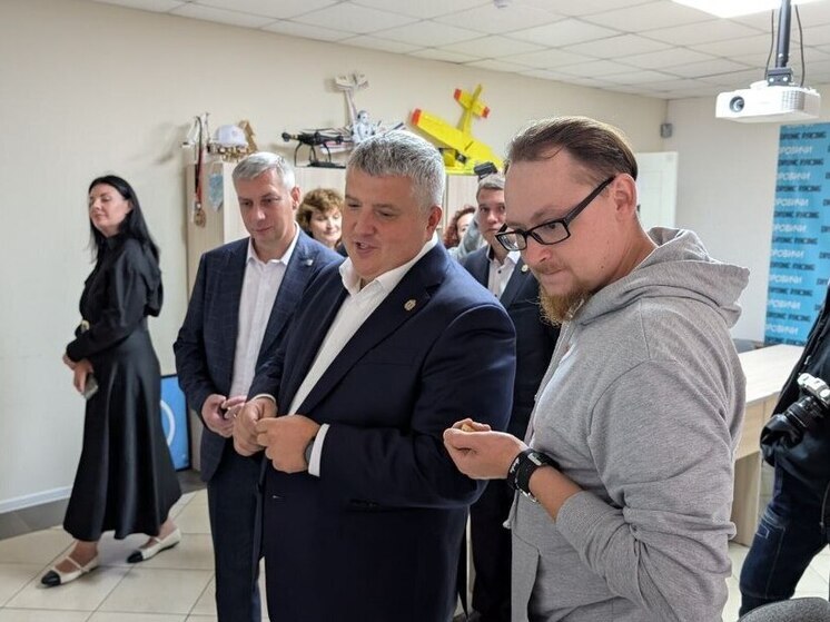 Дрон-рейсинг — это будущее, которое уже наступило, и это направление необходимо развивать. Об этом заявил действующий глава Новгородской области Александр Дронов во время визита в Центр технического творчества АртТех, который состоит на базе ПАО «Мстатор».