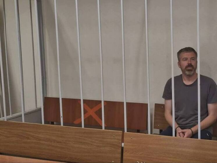 Суд отправил в психбольницу москвича, выбросившего из окна жену и сына