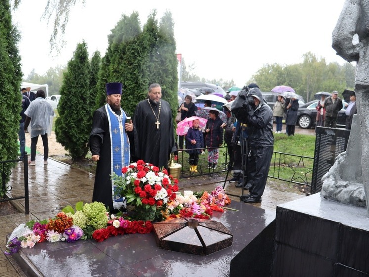 В Орловской области зажгли Вечный огонь на братской могиле советских воинов в селе Гнездилово