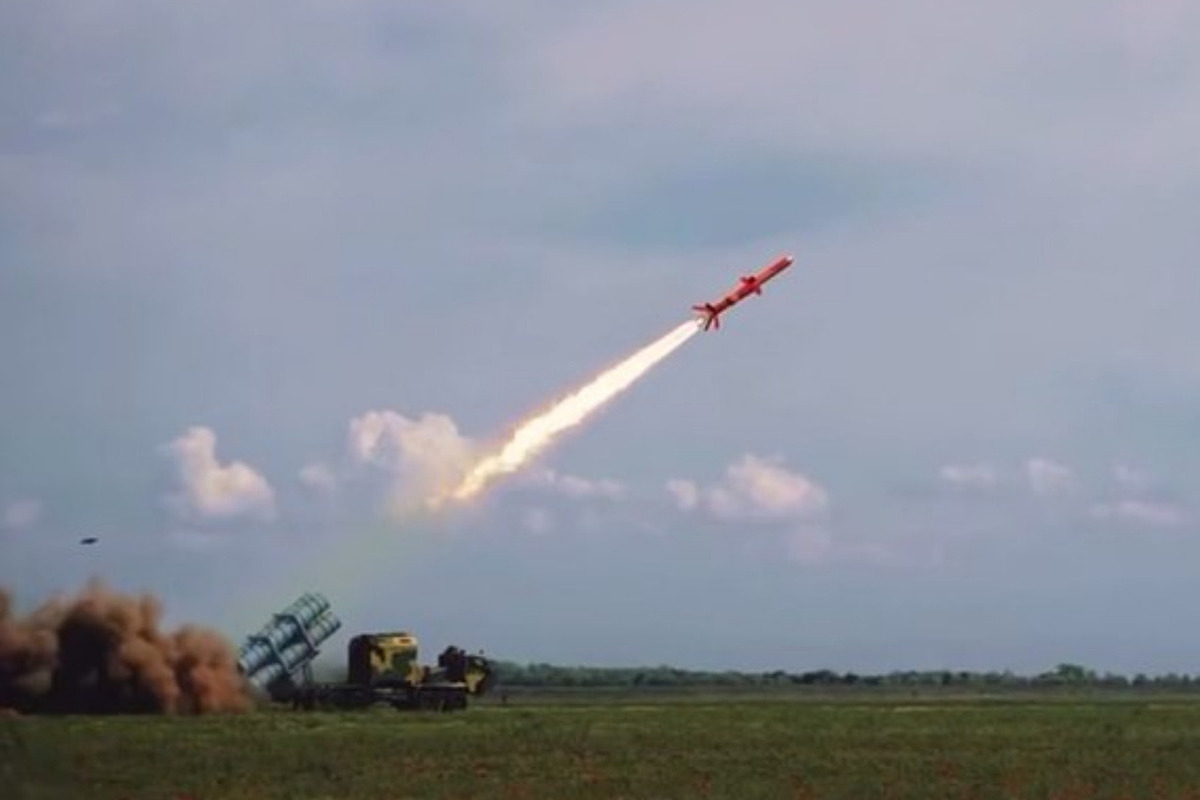Ukrajina prvič pokazala novo raketo "Dolgi Neptun" z dometom do 1000 kilometrov