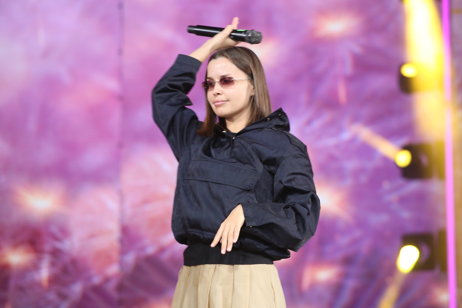 Исполнитель на сцене
