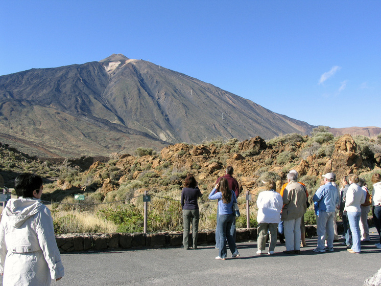 Туристов обнаружили после пропажи на вулкане на Сахалине